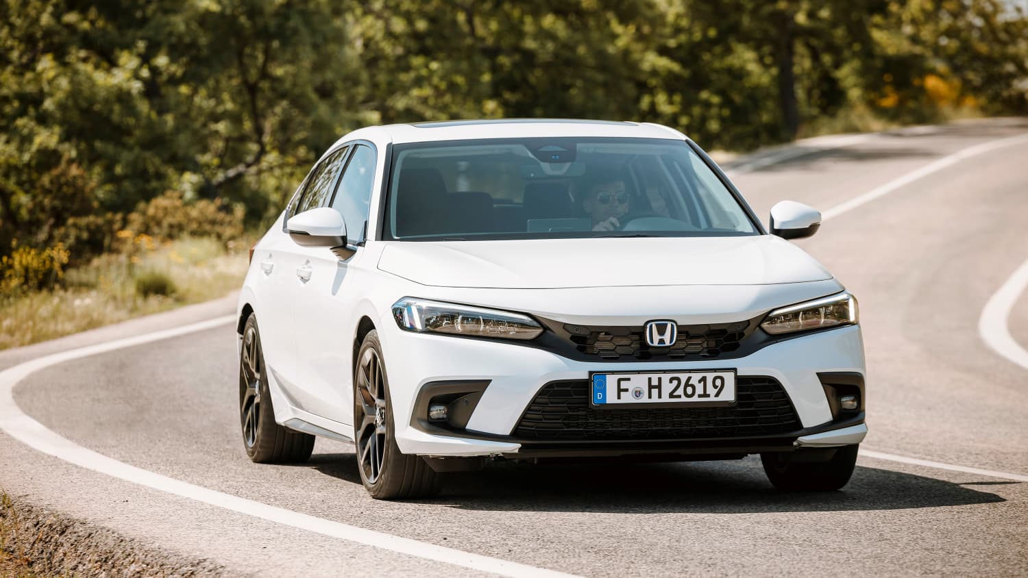 Front und Seitenansicht eines fahrenden Honda Civic
