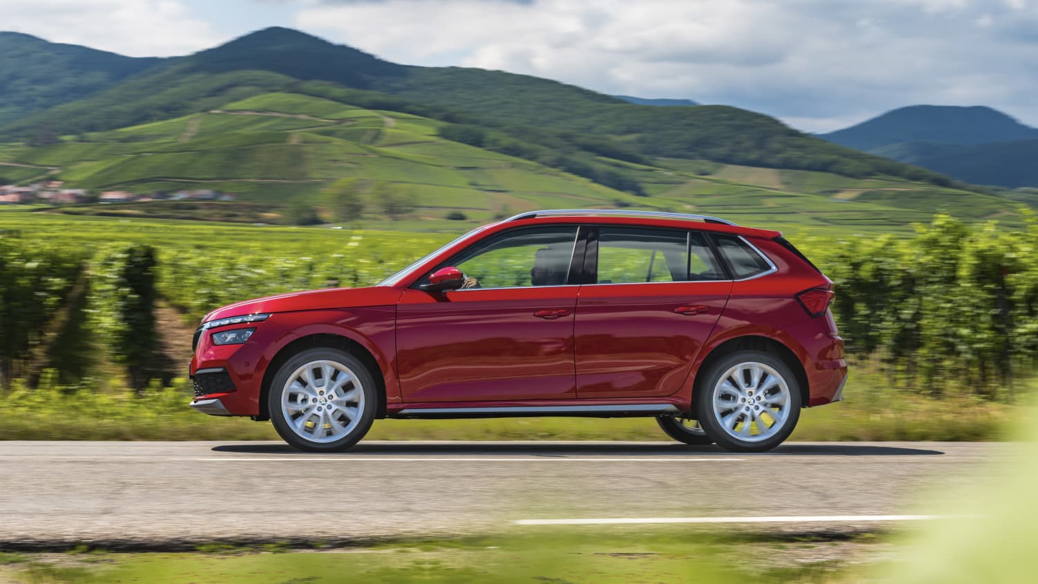 roter Skoda Kamiq von der Seite