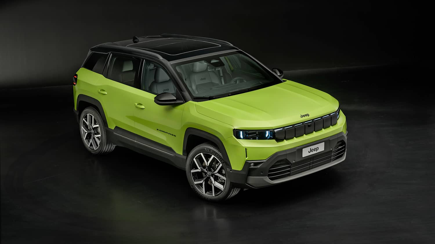 Front und SEitenansicht eines stehenden Jeep Compass