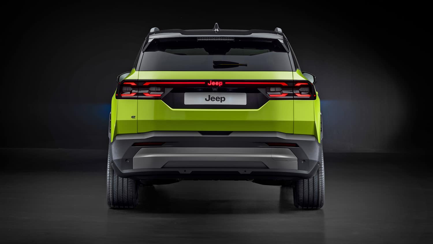 Heckansicht eines stehenden Jeep Compass