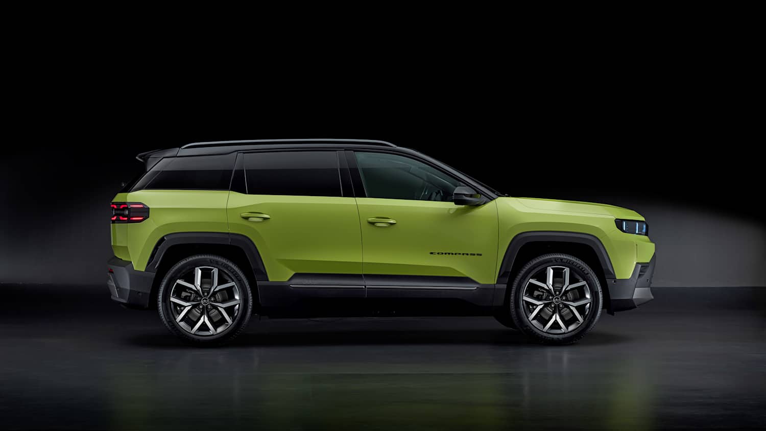 Seitenansicht eines stehenden Jeep Compass