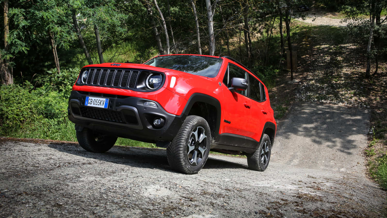 Jeep Renegade Plug-in Hybrid fährt bergauf auf einem Waldweg