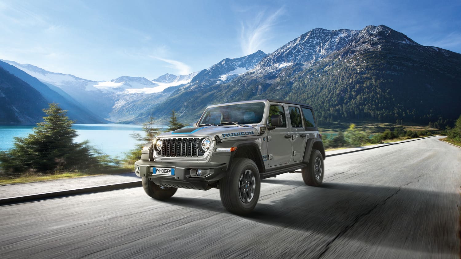 Der neue Jeep Wrangler fahrend schräg von vorne zu sehen