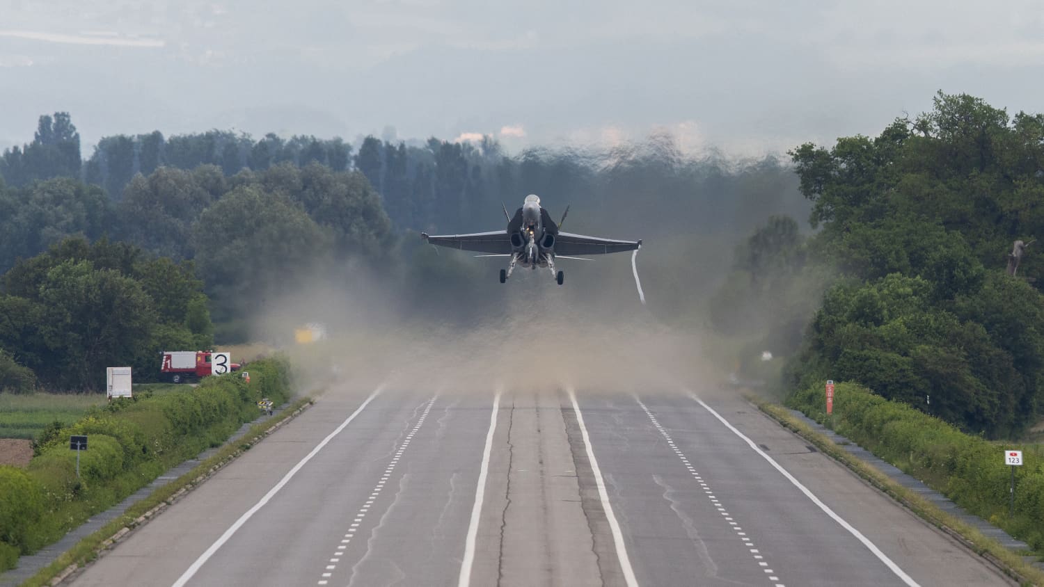 Ein Kampfjet landet auf der Schweizer Autobahn auf dem Autobahnabschnitt A1 in Payerne.