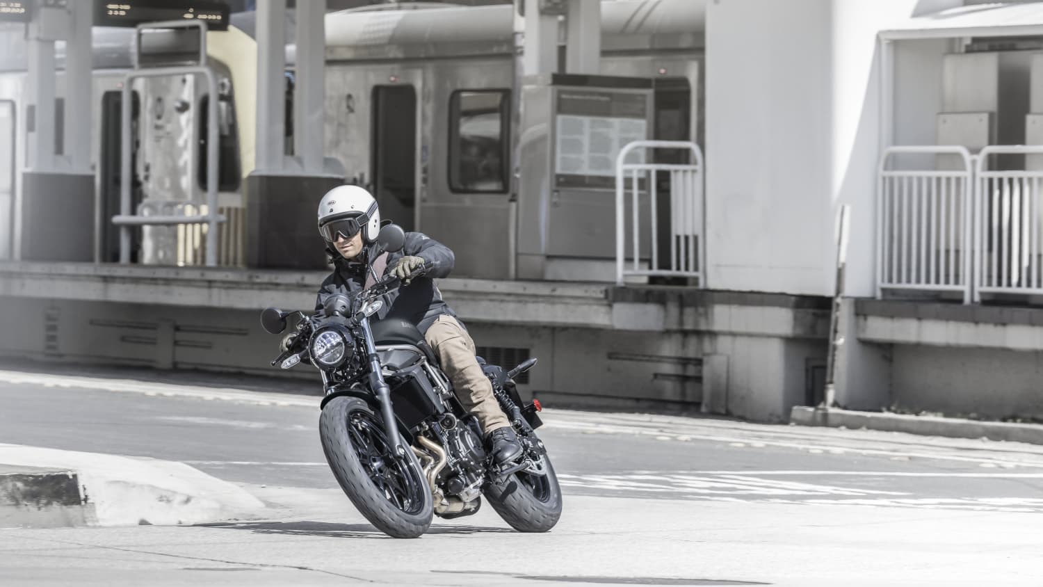 Ein Mann fährt die neue Kawasaki Eliminator 500