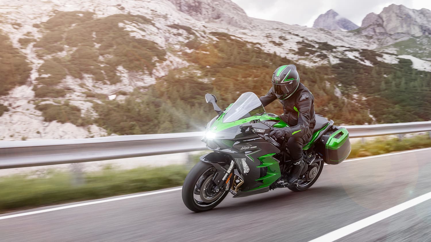 Eine Kawasaki Ninja fahrend auf einer Schnellstraße von vorne zu sehen