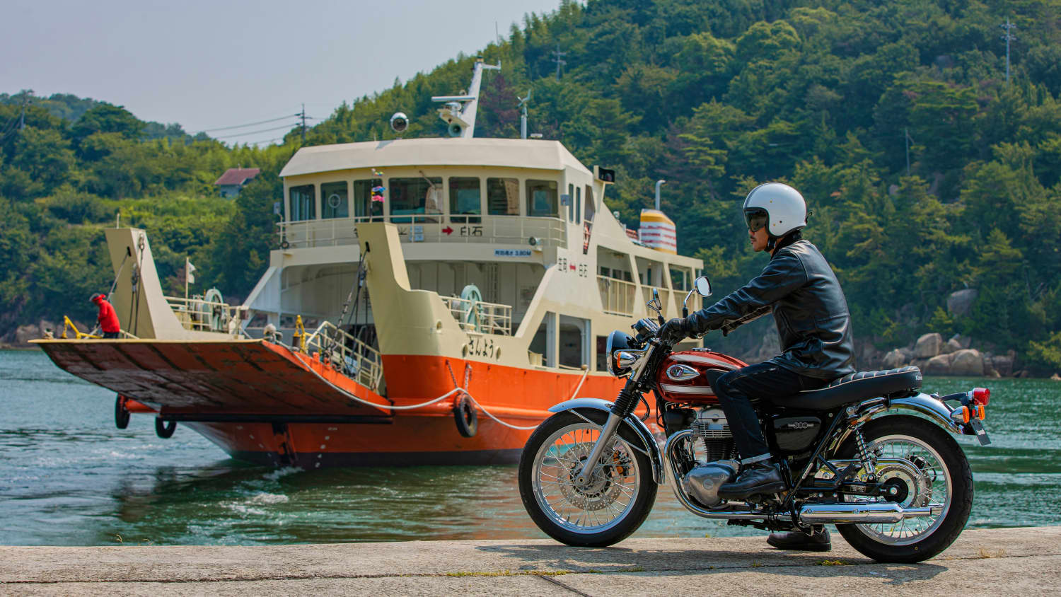 Ein Mann fährt eine Kawasaki W800