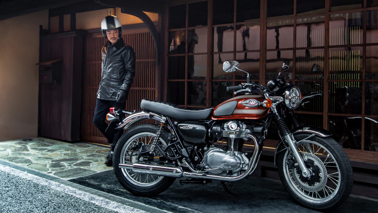 Ein Mann steht neben einer Kawasaki W800