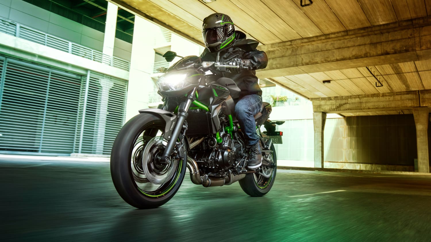 Eine Kawasaki Z650 fährt auf einer Straße