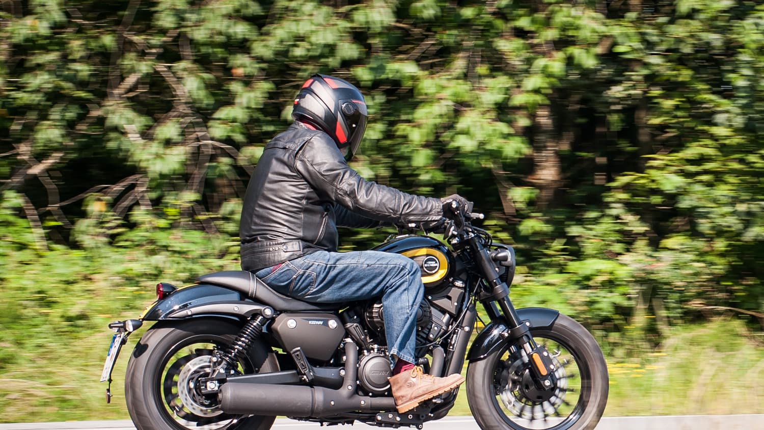 Aufnahme mit Fahrer der fahrenden Keeway V-Cruise