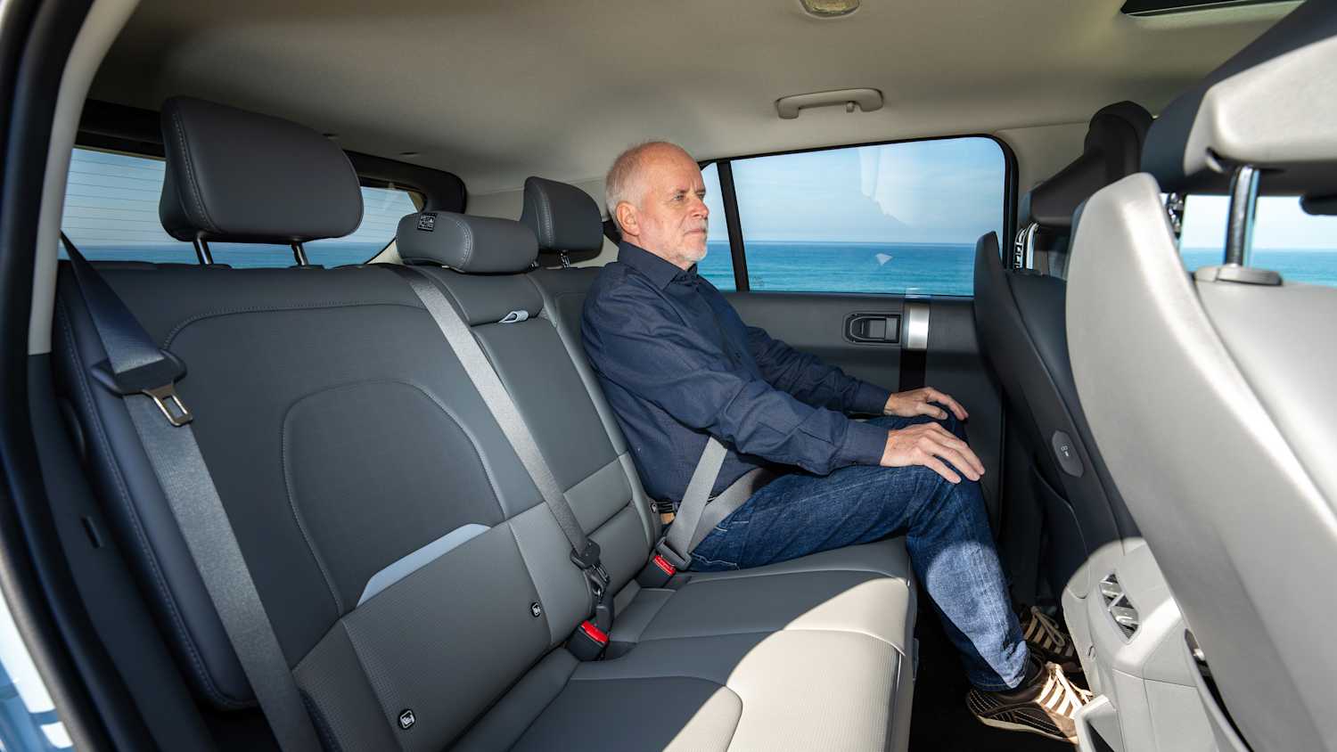 Redakteur Wofgang Rudschies auf der Rückbank des Kia EV3