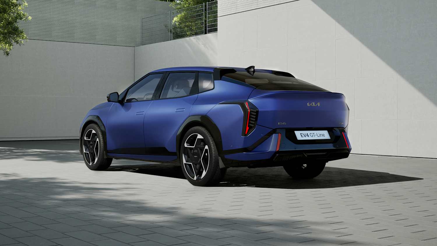 Heck und Seitenansicht eines stehenden Kia EV4