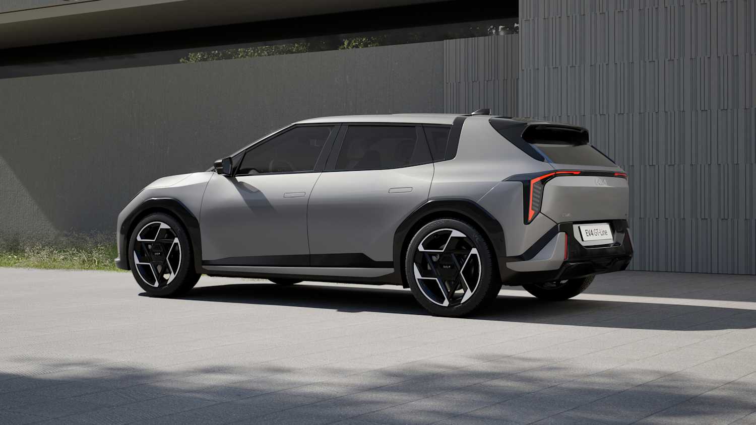 Heck und Seitenansicht eines stehenden Kia EV4