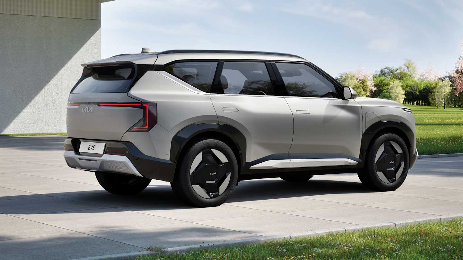 Heck- und Seitenansicht eines stehenden Kia EV5