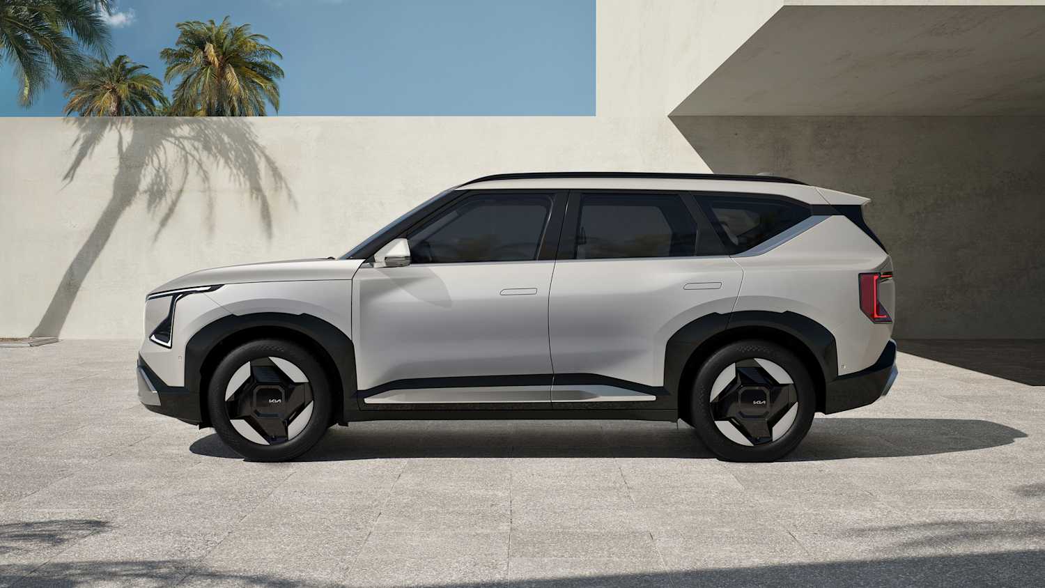 Seitenansicht eines stehenden Kia EV5