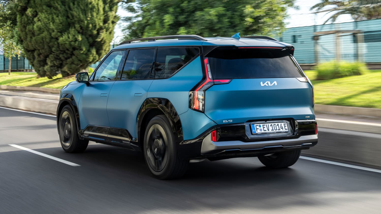 Heckansicht eines fahrenden Kia EV9
