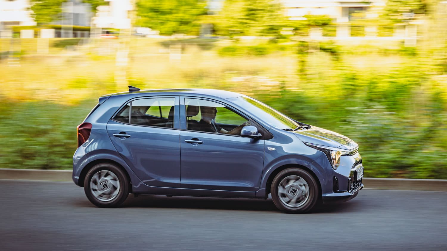 Seitenansicht eines fahrenden Kia Picanto