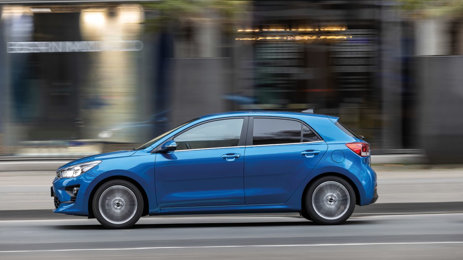 Der KIA RIO fährt auf einer Strasse, Ansicht von der Seite