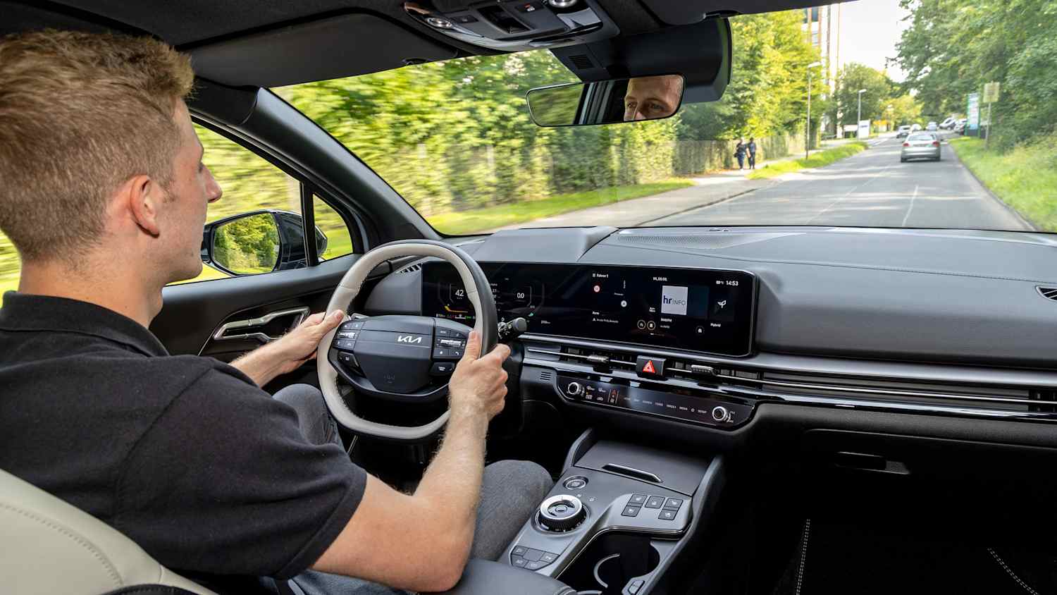 ADAC Redakteur Lorenzo Walcher am Steuer eines Kia Sportage