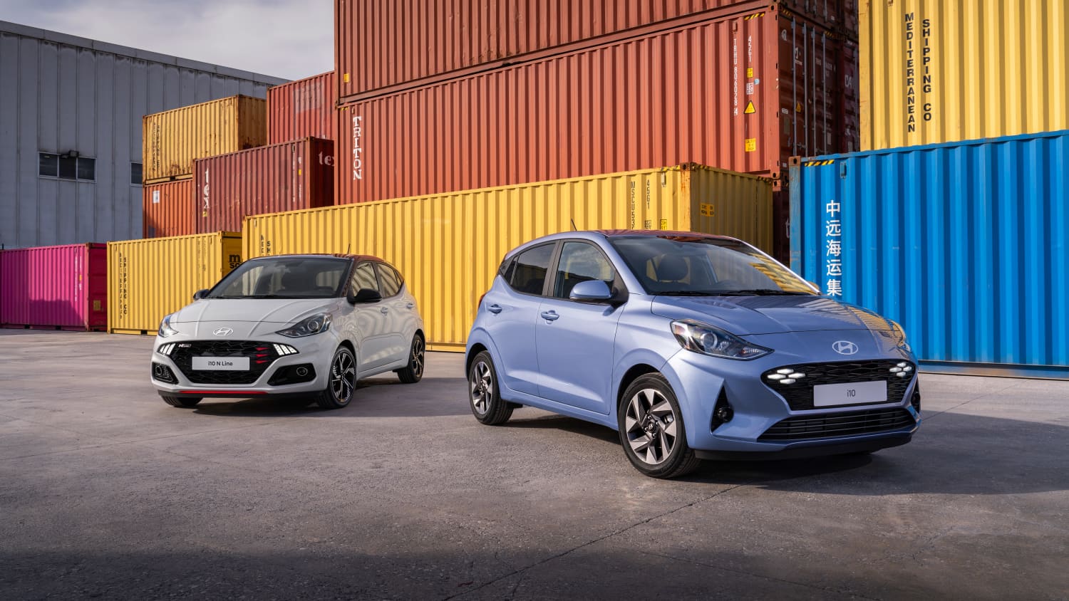 Zwei Hyundai i10 stehen nebeneinander