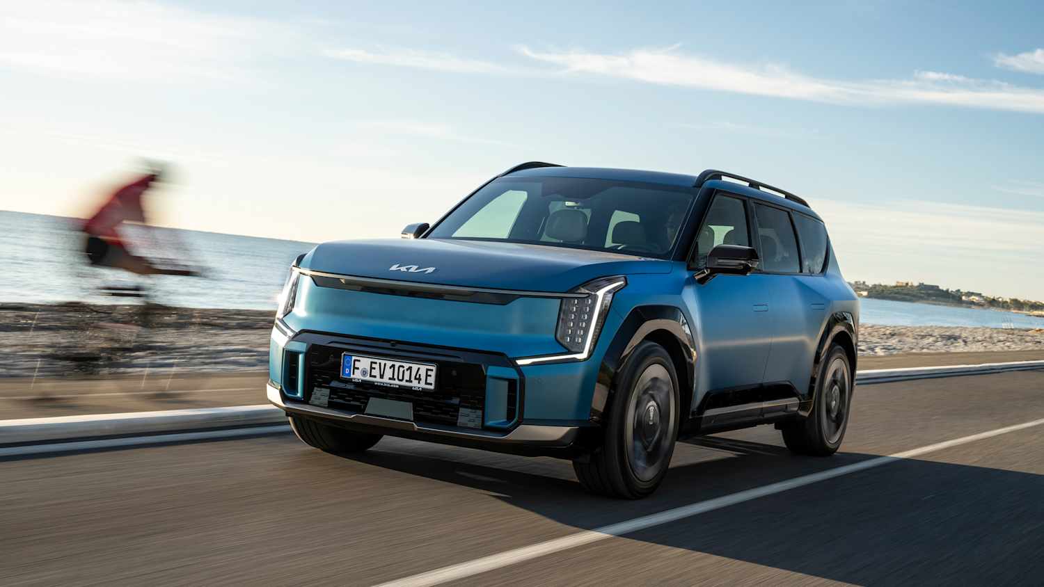 Front und Seitenansicht eines fahrenden Kia EV9