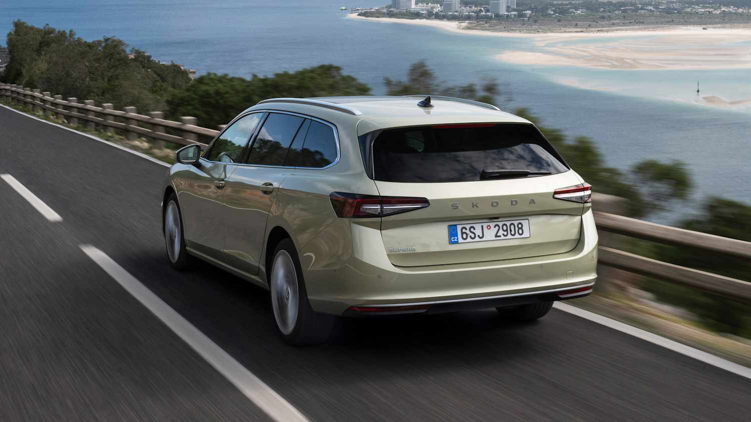 Heckansicht eines fahrenden Skoda Superb Combi