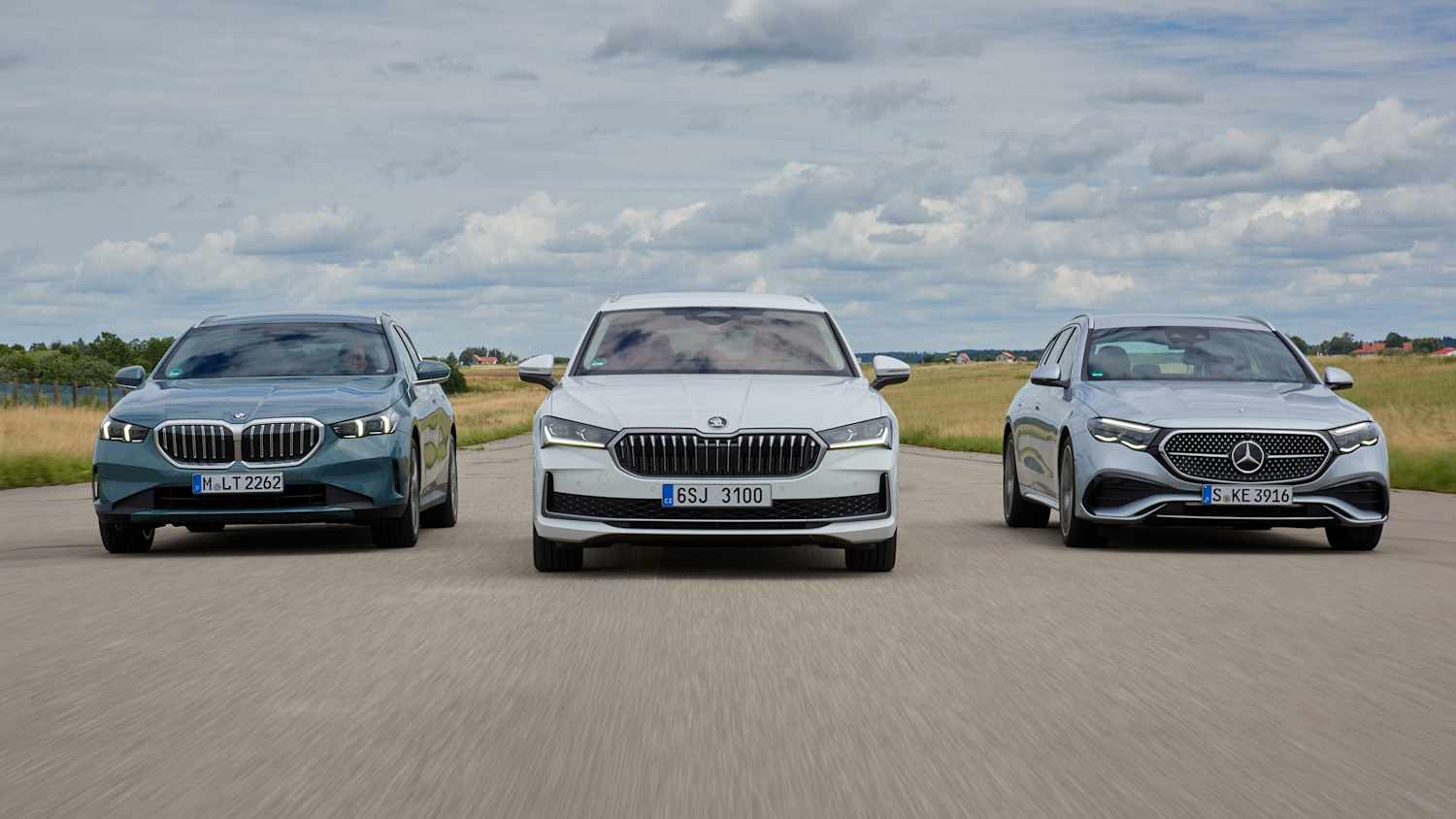 Ein 5er BMW, ein Skoda Superb und eine Mercedes E-Klasse fahren nebeneinander