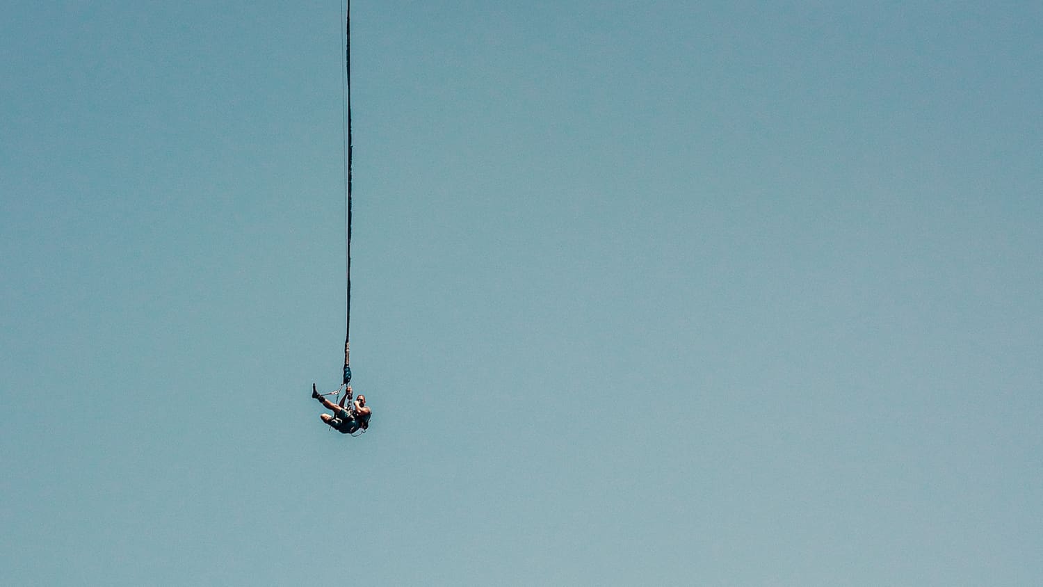 Beim Bungeejumping, wie hier von einer Brücke in Dubrovnik, schnellt der Adrenalinspiegel in die Höhe.