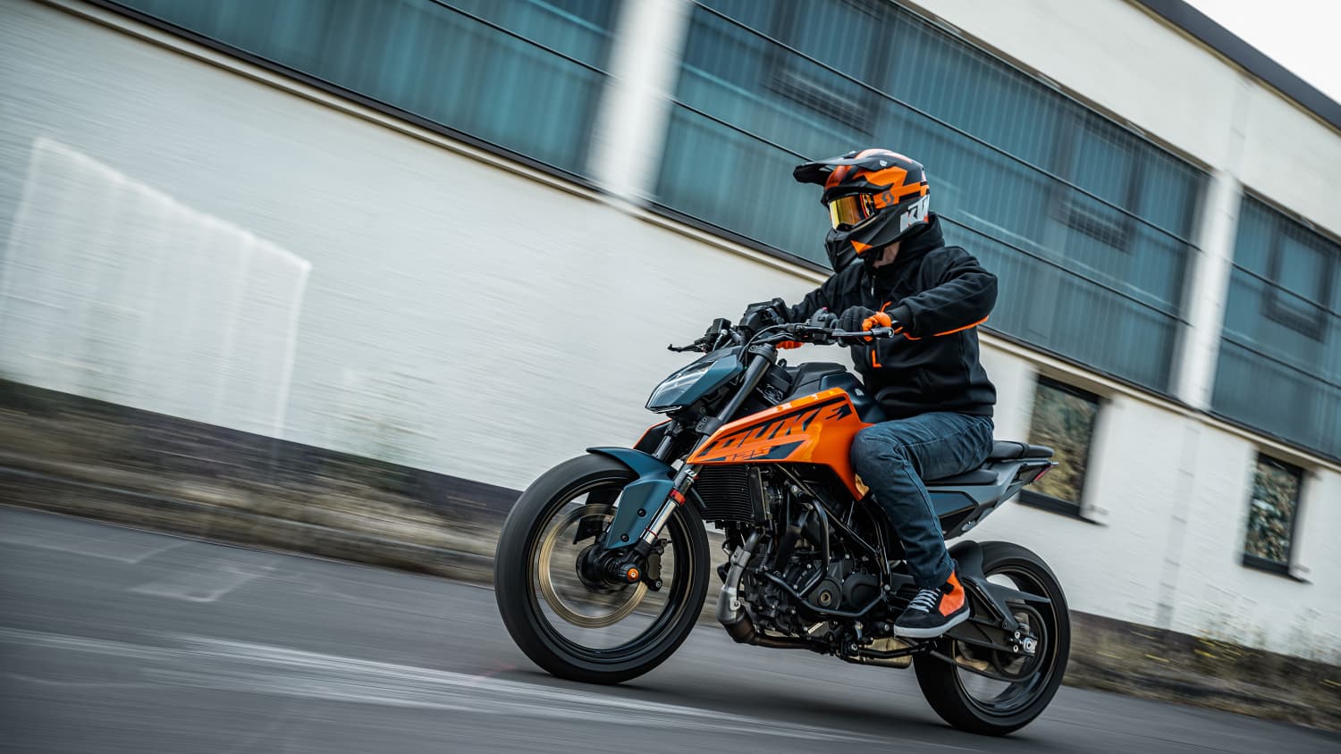 Die KTM 125 Duke fahrend