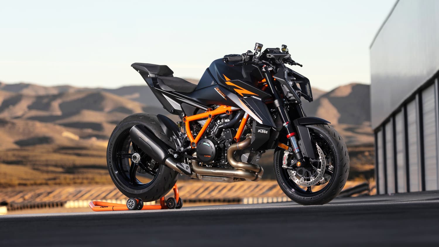 Aufnahme der stehenden KTM 1390 Super Duke R EVO