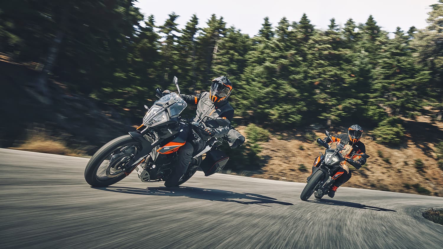 KTM 390 fahrend auf einer Landstraße