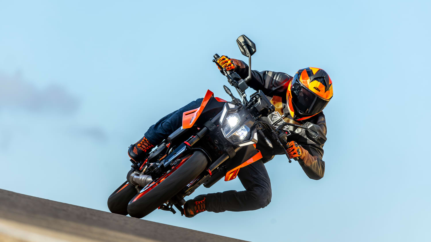 Frontansicht einer fahrenden KTM 390 Duke