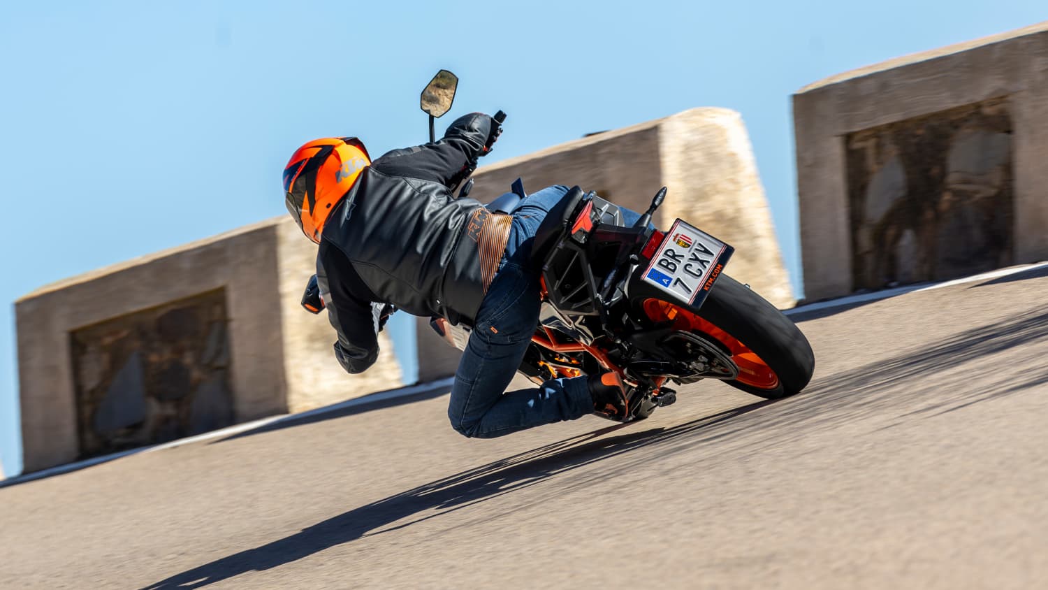 Heckansicht einer fahrenden KTM 390 Duke