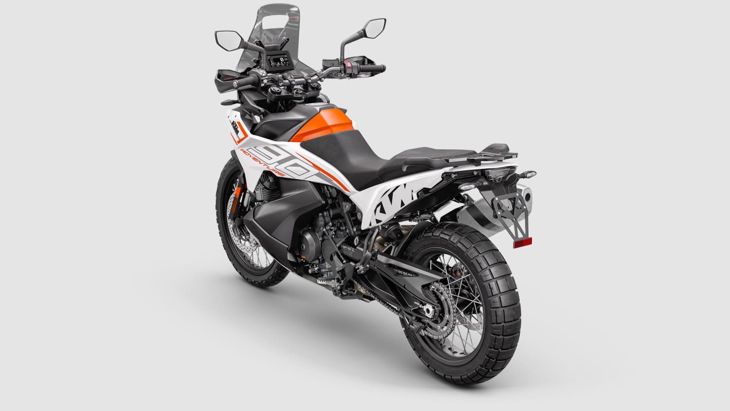 Dreiviertelansicht einer stehenden KTM 790 Adventure