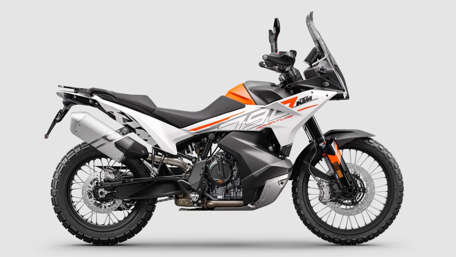 Seitenansicht einer stehenden KTM 790 Adventure