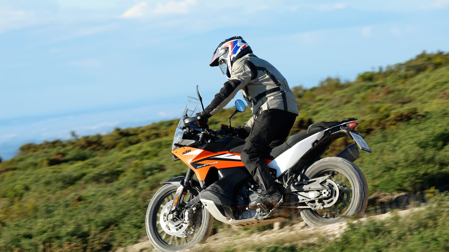 Ein Mann auf der neuen KTM 890 Adventure im Gelände