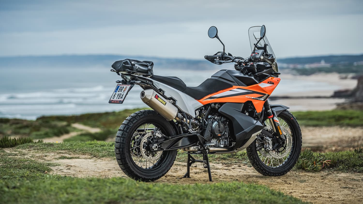 Die neue KTM 890 Adventure Modeljahr 2023 parkend am Meer