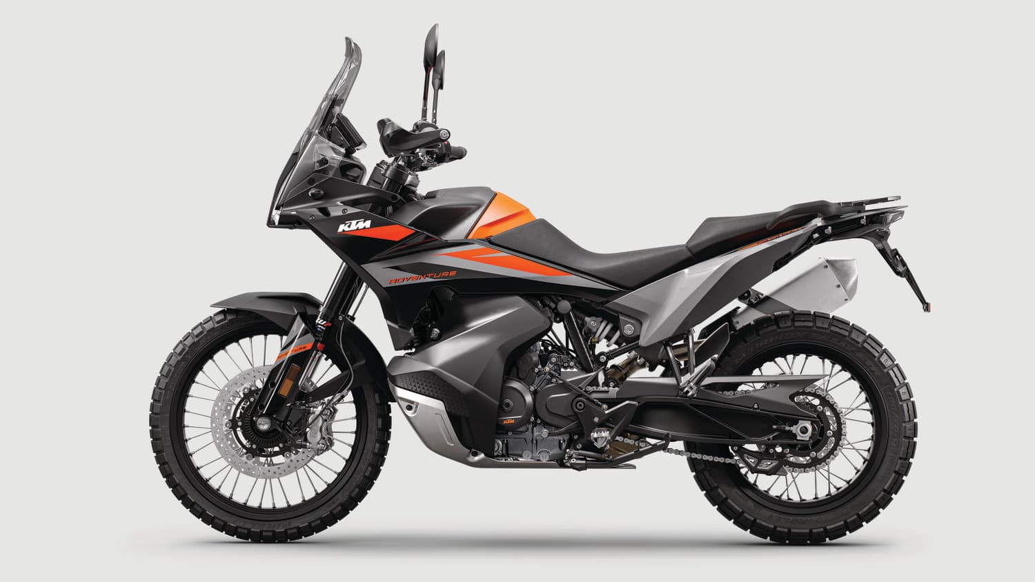 Studioaufnahme der neuen KTM 890 Adventure seitlich, Modelljahr 2023