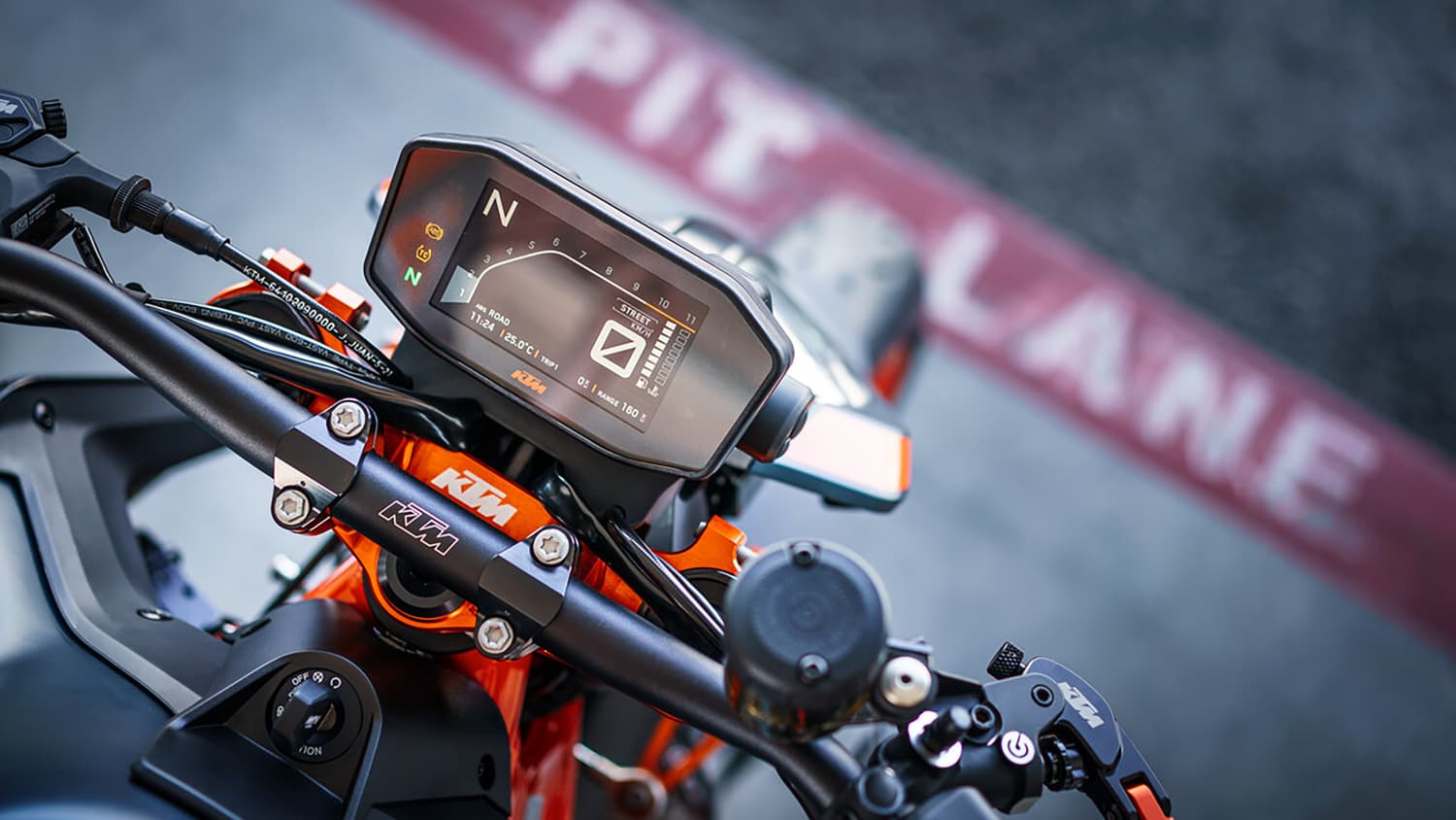 Detailaufnahme der KTM 890 Duke R des Displays