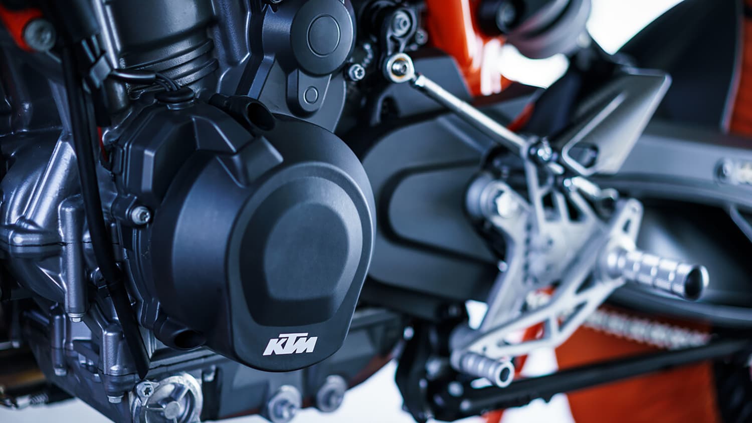 Detailaufnahme der KTM 890 Duke R des Motors
