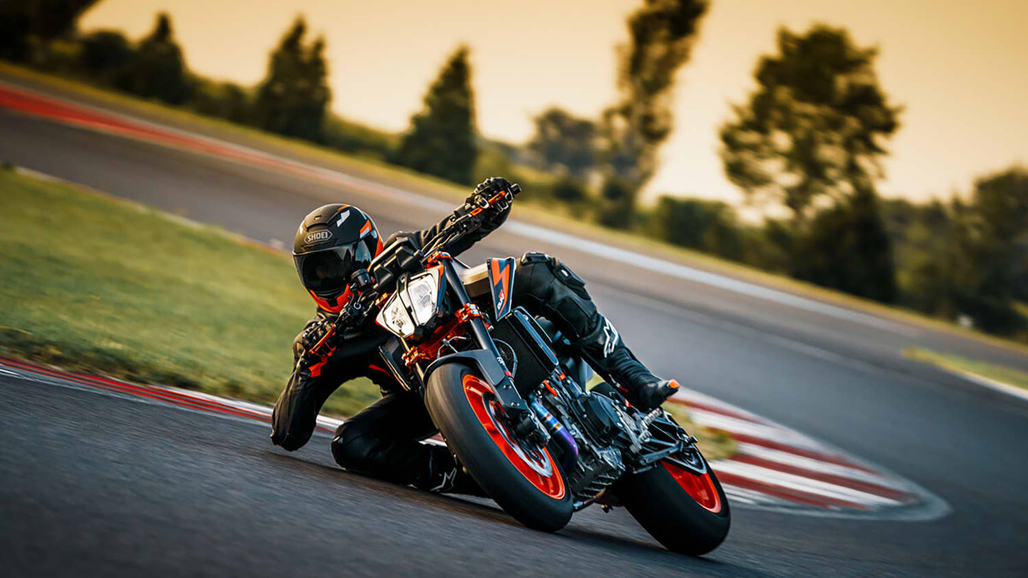 Aufnahme der KTM 890 Duke R während der Fahrt in einer Rechtskurve