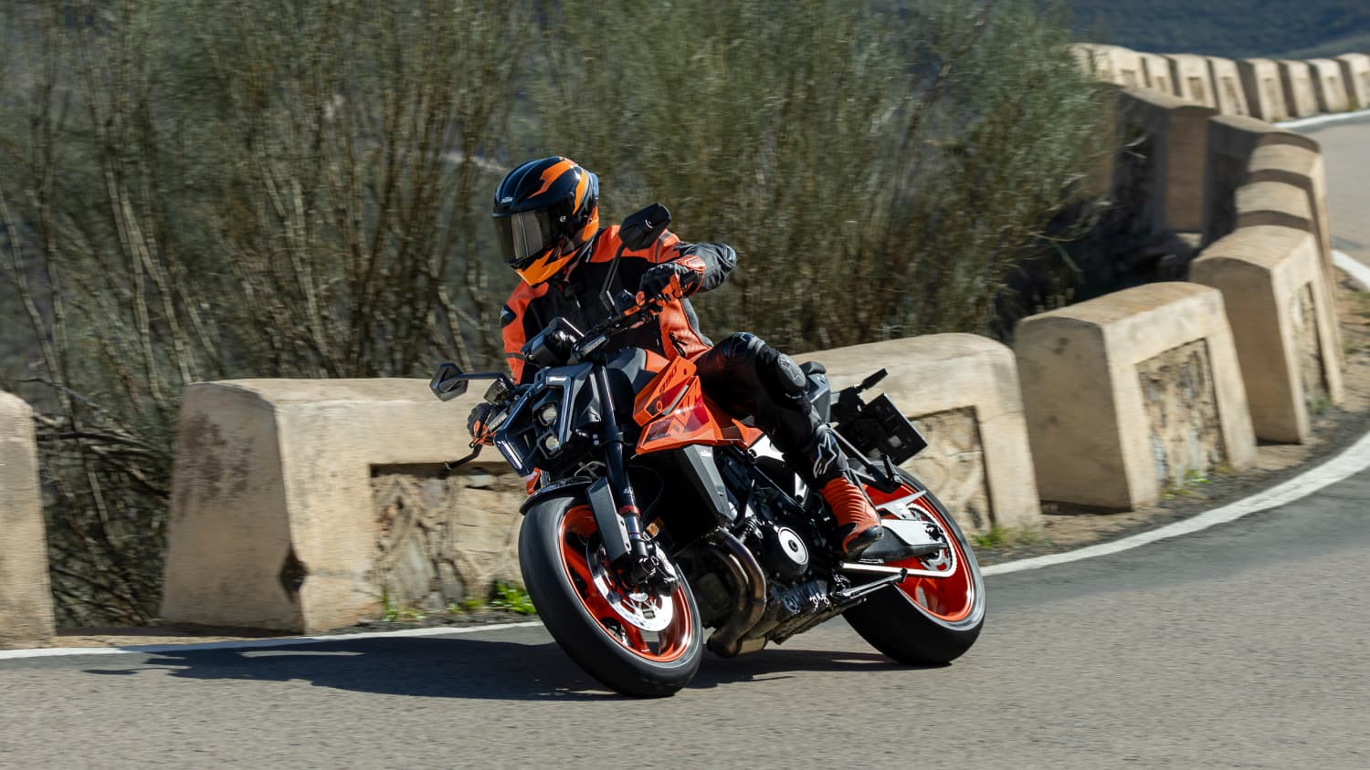 Front und Seitenansicht einer fahrenden KTM 990 Duke