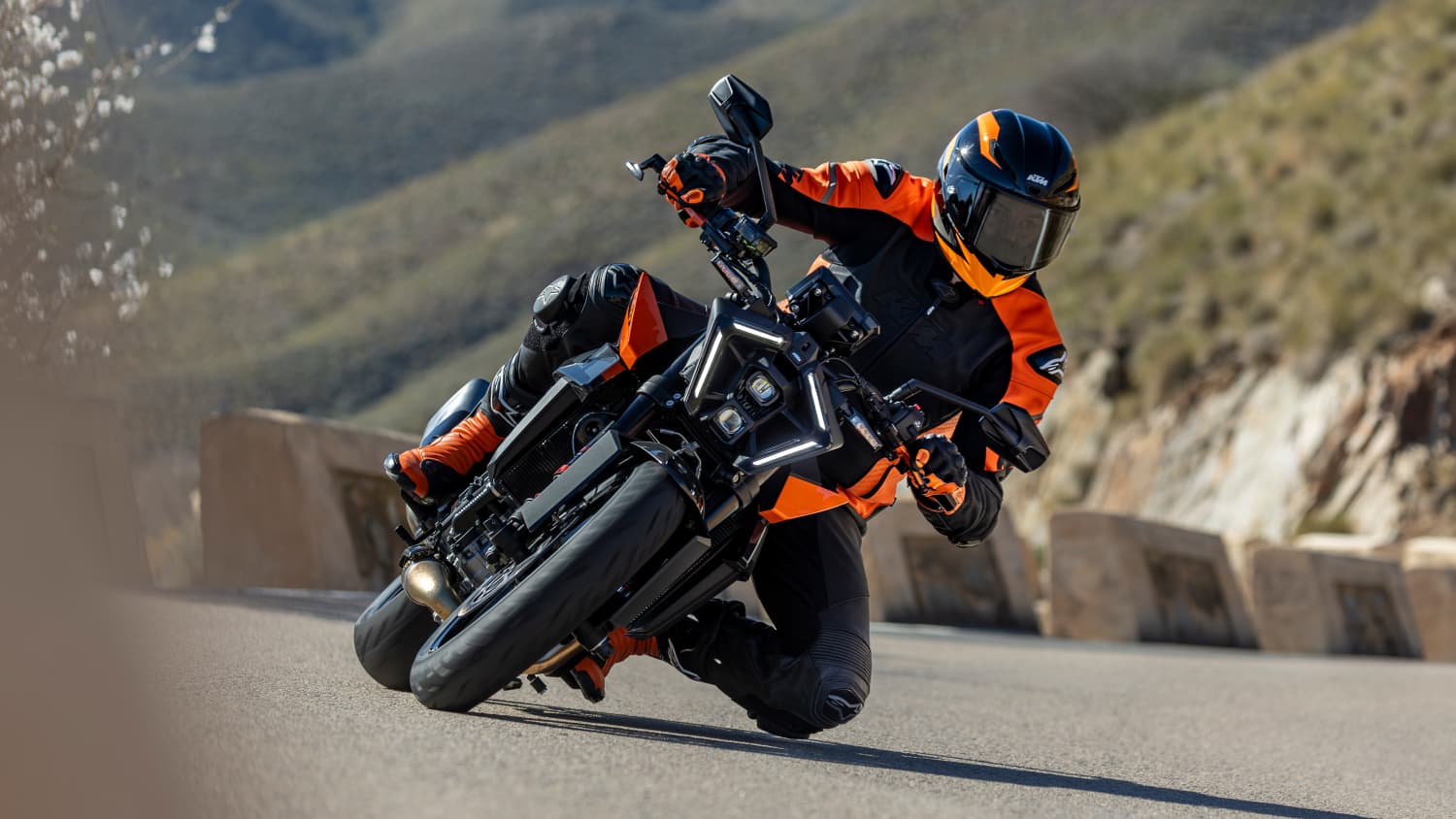 Frontansicht einer fahrenden KTM 990 Duke