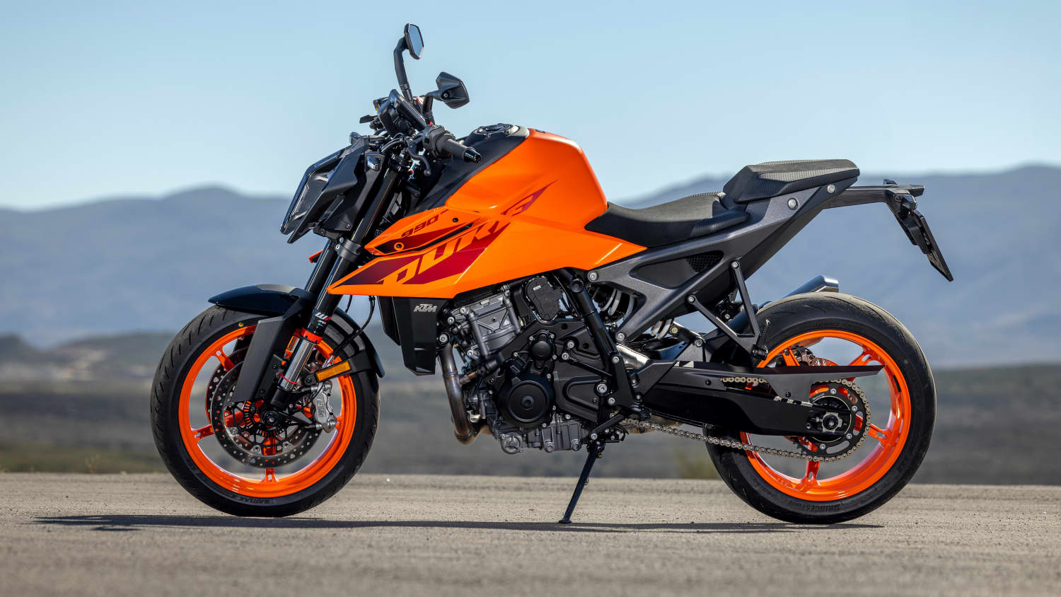 Seitenansicht einer stehenden KTM 990 Duke