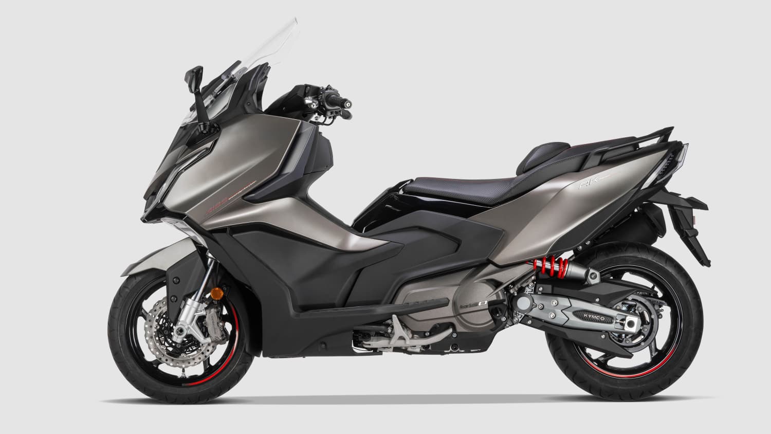 Seitenansicht einer stehenden Kymco AK 550i ABS Premium