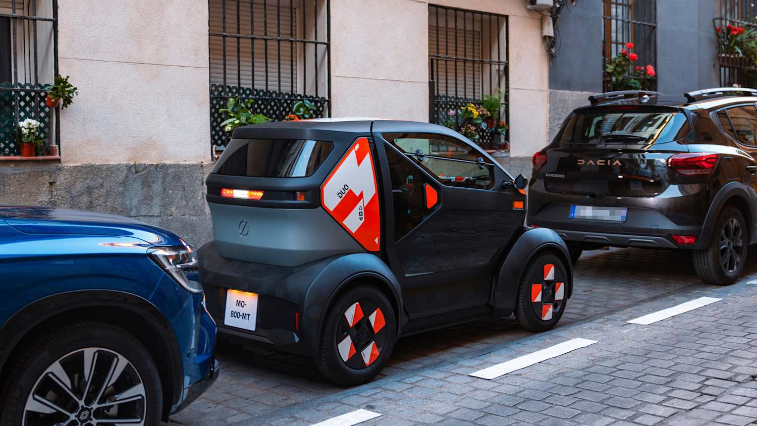 Ein Mobilize Duo parkt am Straßenrand