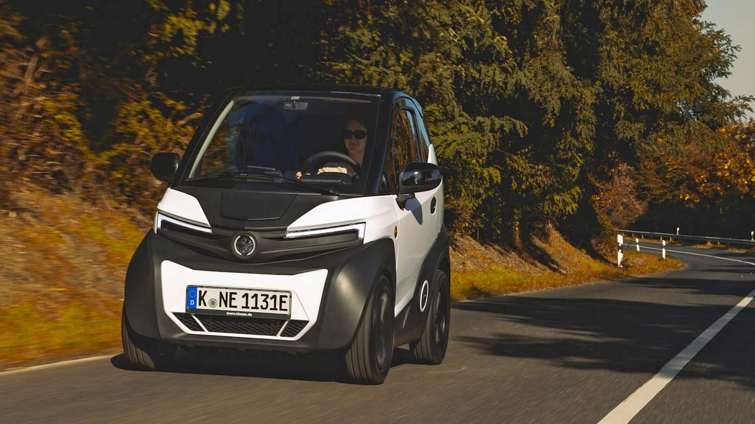 Frontansicht eines fahrenden Nissan Silence S04