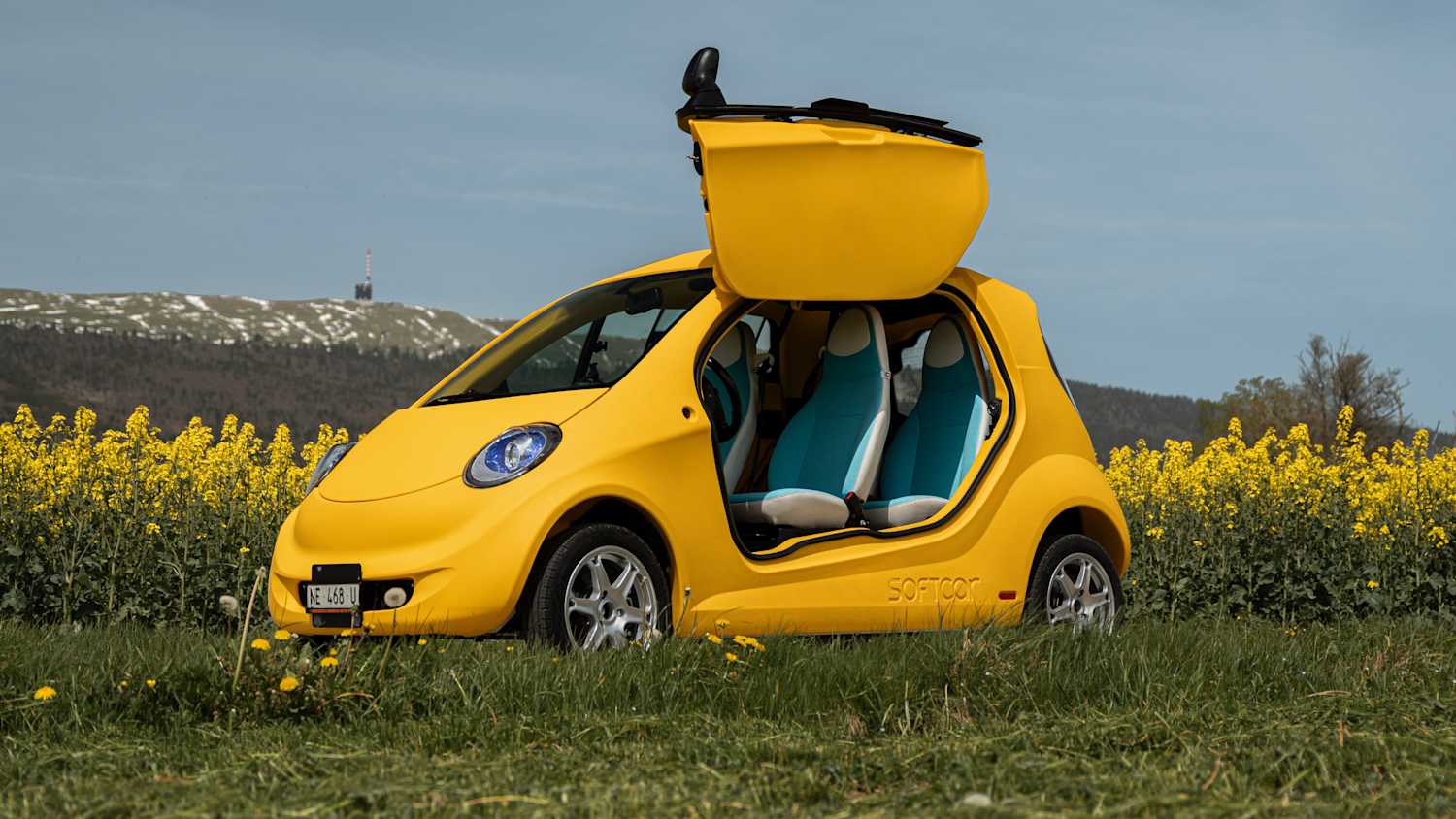 Seitenansicht eines Softcar mit geöffneten Türen