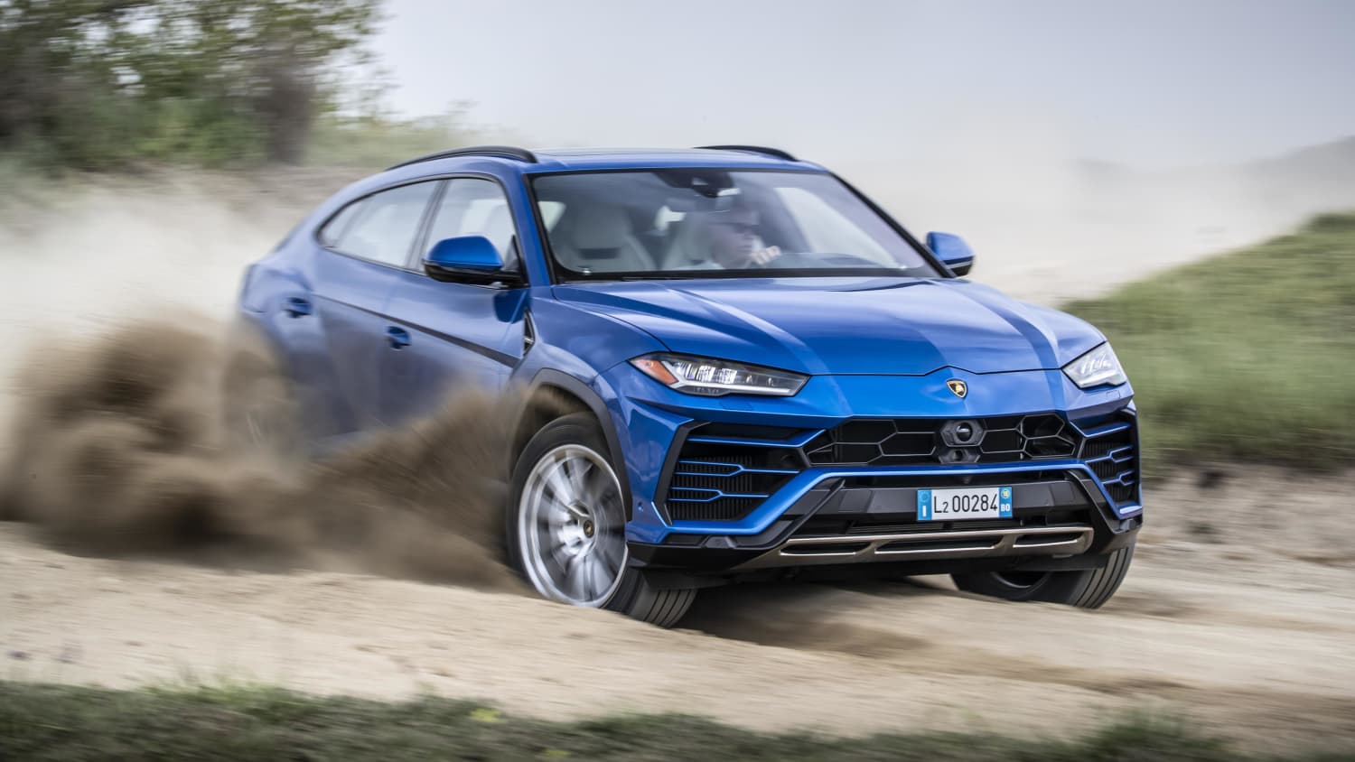 Ein fahrender Lamborghini Urus im Gelände