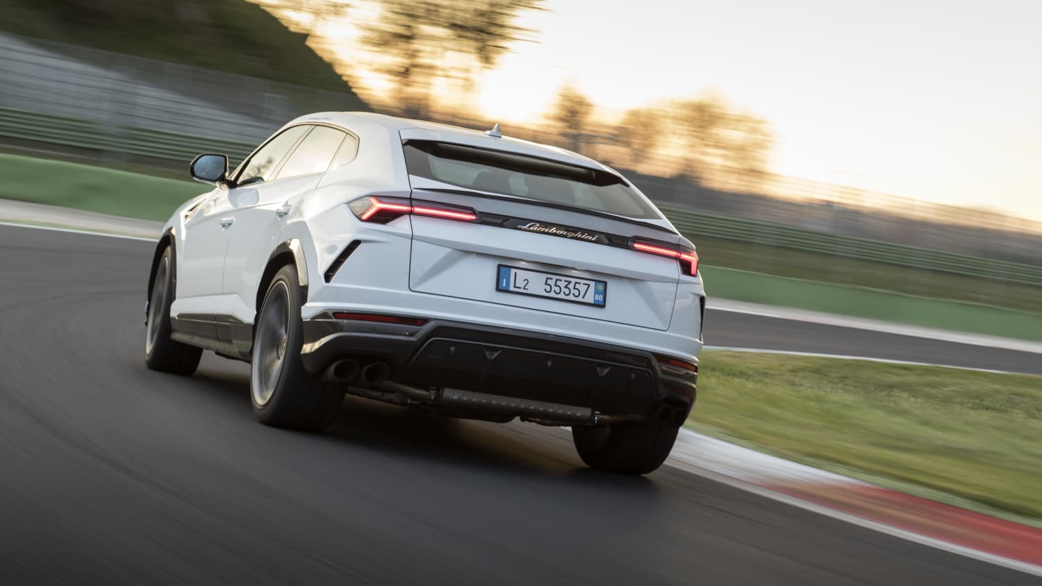 Ein fahrender Lamborghini Urus in der Rückansicht